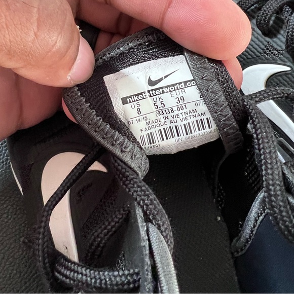 Nike black and white Athletic shoes - Picture 3 of 3